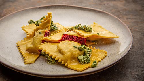 Ravioli mit Rote-Bete-Macadamia-Füllung & Walnuss-Pesto