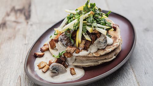 Deftige Vollkorn-Dinkelpancakes mit Knuspertofu und Pilzrahm