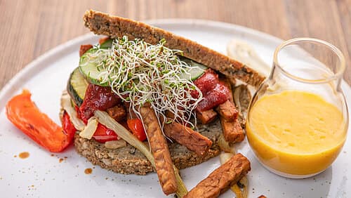 “Stubenstulle” mit Tempeh & Mango-Senf