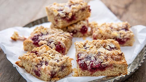 Marzipanstreusel mit Kirschen