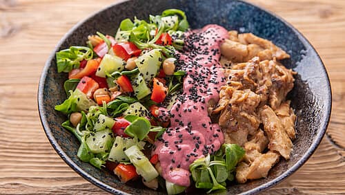 Salat mit Geschnetzeltem & Beerendressing