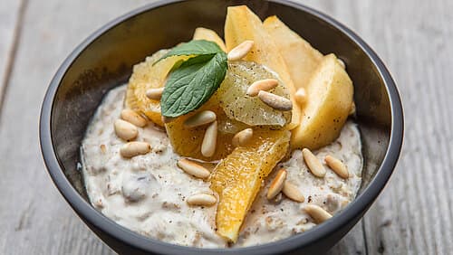 Dattel-Ingwer-Porridge mit Bratapfel und Zitrussalat