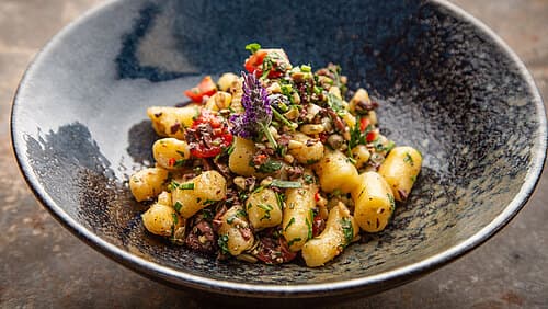 Selbstgemachte Gnocchi mit Pesto Olive Nere