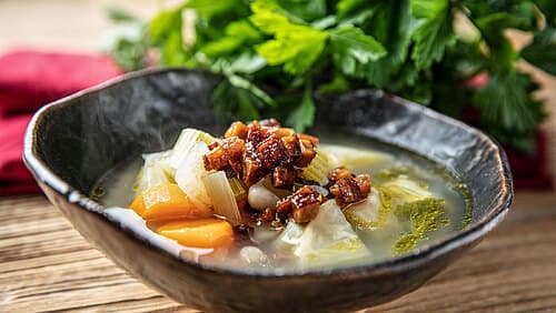 Gemüsesuppe mit Räuchertofu & weißen Bohnen