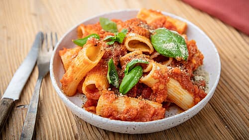 Versteckte Gemüse-Bolognese mit Rigatoni