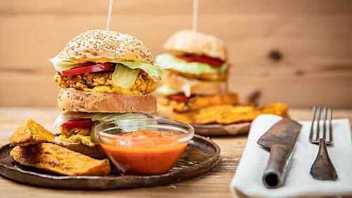 Kids' Burger mit selbstgemachter Mayo, Ketchup und Pommes