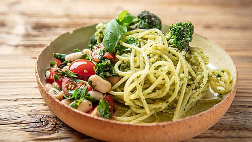 Spaghetti al Pesto mit Mohn-Brokkoli und Bohnen-Tomaten-Salat