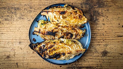 Spitzkohl mit Harissa-Butter