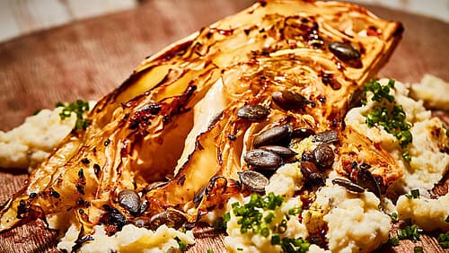 BBQ-Butter-Spitzkohl mit Kartoffelkäse & Kürbiskernen