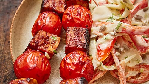 Tempeh-Schaschlik auf Fenchel-Paprika-Salat