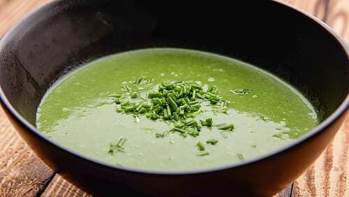 Grüne Suppe aus Kartoffeln und müden Kräutern