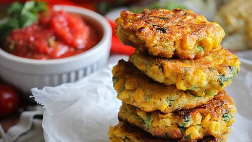 Maisfritters mit Salsa