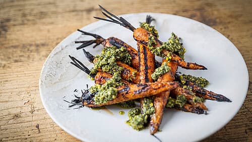 Schwarz gegrillte Karotten mit Karotten-Pistazienpesto