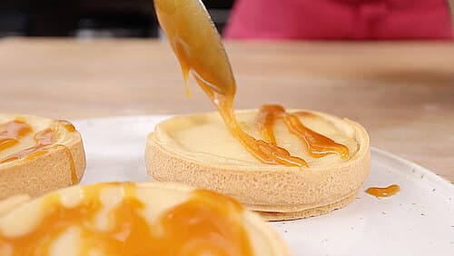 Mini Cheesecakes mit Karamellglasur