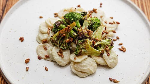 Orecchiette mit Brokkoliröschen und einer cremigen Sauce aus dem Stiel