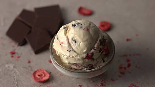 Vanille-Joghurt-Eis mit Himbeeren und Schokolade