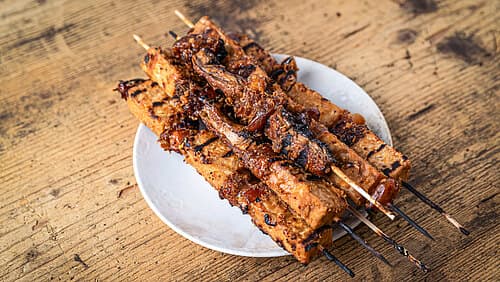 Dattel-Tempeh-Spieße