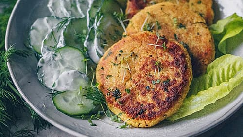 Kartoffel-Couscous-Taler mit Gurkensalat
