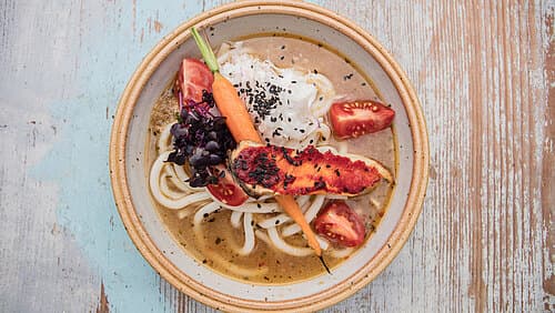 Udon Nudelsuppe mit Ofen-Gemüse