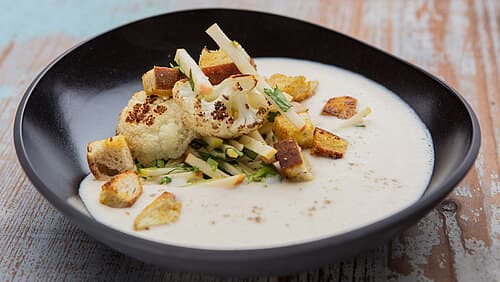Blumenkohlsuppe mit Croutons & Salsa