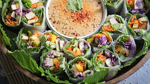 Sommerrollen mit Tofu und Erdnussdip Sommerrollen mit Tofu und Erdnussdip
