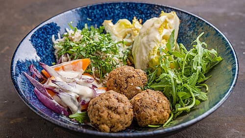 Bunte Ofen-Bowl mit Kräuterreis & Tofu-Pflanzerl Bunte Ofen-Bowl mit Kräuterreis & Tofu-Pflanzerl