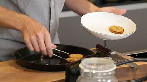 Vorspeise Teil 2: geräucherter Frischkäse auf Knusperbrot Vorspeise Teil 2: geräucherter Frischkäse auf Knusperbrot
