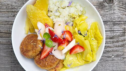 Reis-Bowl mit Wirsing & Tempeh-Buletten Reis-Bowl mit Wirsing & Tempeh-Buletten