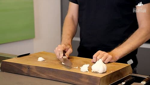 Knoblauch schälen und würfeln Knoblauch schälen und würfeln