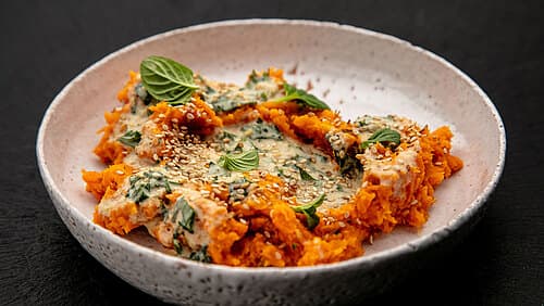 Geröstetes Süßkartoffelpüree mit Tahin-Salsa Geröstetes Süßkartoffelpüree mit Tahin-Salsa