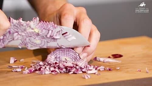 Zwiebel schälen und schneiden Zwiebel schälen und schneiden