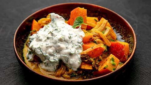 Kürbis Curry mit Rosinen und Joghurt Kürbis Curry mit Rosinen und Joghurt