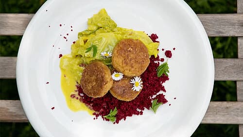 Couscous mit Tempeh-Buletten & Wirsing Couscous mit Tempeh-Buletten & Wirsing