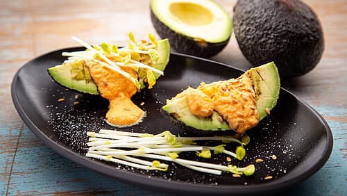 Avocado-Schiffchen mit Karotten-Dressing Avocado-Schiffchen mit Karotten-Dressing