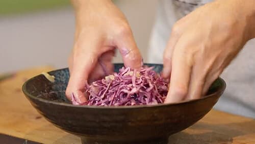 Hauptgang Teil 4: Ingwer-Blaukraut-Salat Hauptgang Teil 4: Ingwer-Blaukraut-Salat