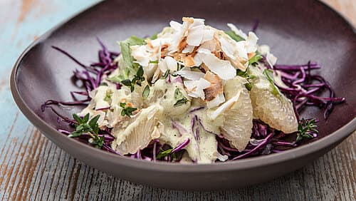 Rotkohlsalat mit grüner Kräuter-Salatsoße Rotkohlsalat mit grüner Kräuter-Salatsoße