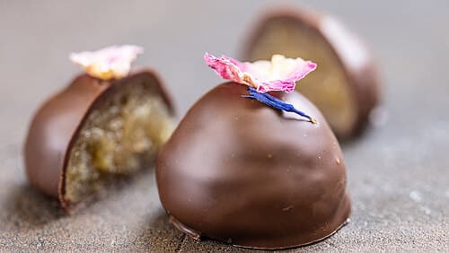 Aufdressierte Marzipan-Praline Aufdressierte Marzipan-Praline