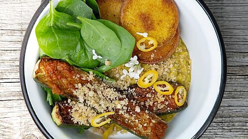 Linsen-Bowl mit Maisbrot & Ofen-Zucchini Linsen-Bowl mit Maisbrot & Ofen-Zucchini