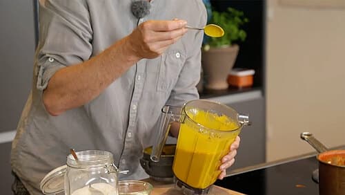 Vorspeise Teil 3: Karottenjus und im Saft gegarte Karotte Vorspeise Teil 3: Karottenjus und im Saft gegarte Karotte