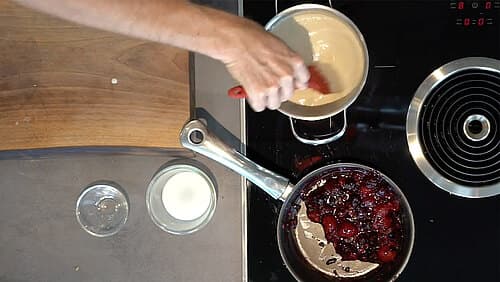 Nachspeise Teil 3: Mandel-Vanille-Soße & Beerengrütze Nachspeise Teil 3: Mandel-Vanille-Soße & Beerengrütze
