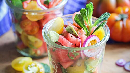 Tomaten-Wassermelonensalat im Glas Tomaten-Wassermelonensalat im Glas