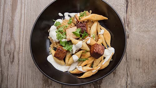 Schupfnudeln mit Kraut und Räuchertofu Teil III: Finale & Anrichten Schupfnudeln mit Kraut und Räuchertofu Teil III: Finale & Anrichten
