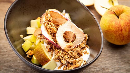 Granola-Bowl mit Cashew-Joghurt Granola-Bowl mit Cashew-Joghurt