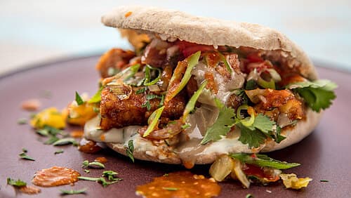 Schnelle Pita mit Tempeh und fermentierter Tomatensalsa Schnelle Pita mit Tempeh und fermentierter Tomatensalsa