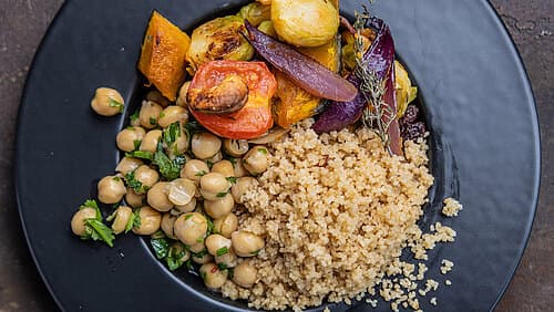 Ofen-Couscous mit geröstetem Gemüse Ofen-Couscous mit geröstetem Gemüse