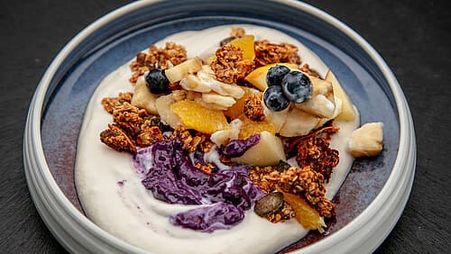 Heidelbeercreme-Joghurt mit Super-Miso-Granola Heidelbeercreme-Joghurt mit Super-Miso-Granola